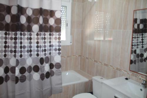 リョレート・デ・マルにあるVilla Valverdeのバスルーム(トイレ、シャワーカーテン付)