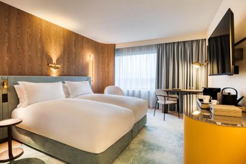 En eller flere senge i et værelse på Mövenpick hotel Brussels airport