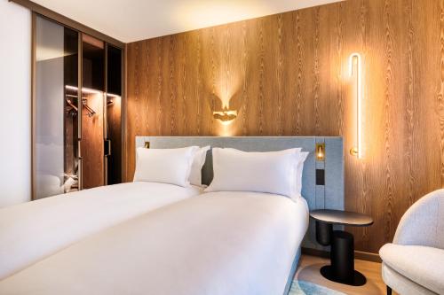 En eller flere senge i et værelse på Mövenpick hotel Brussels airport