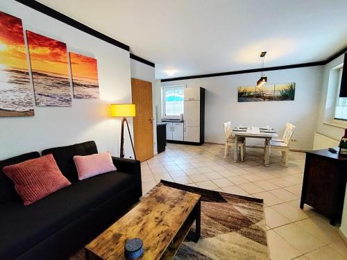 Posezení v ubytování Ferienwohnungen im Haus Boddenruh