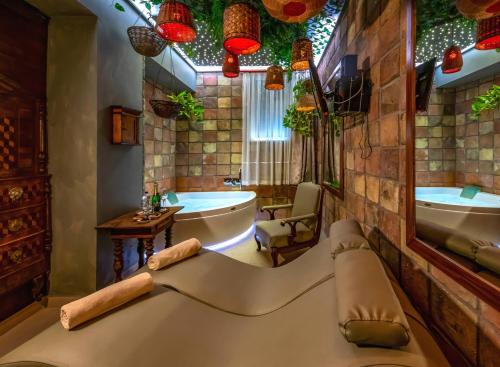 W łazience znajduje się wanna, umywalka i wanna. w obiekcie Boutique Hotel Szárcsa w Székesfehérvárze