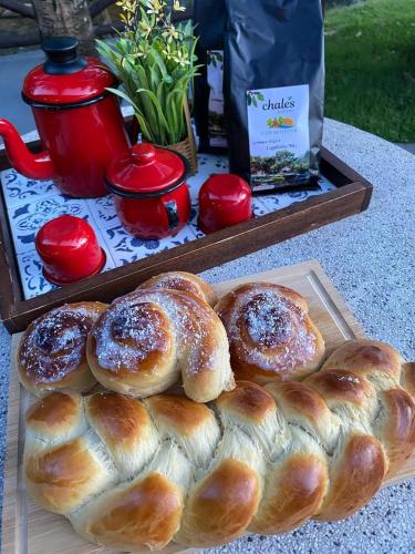 a tray of buns sitting on a table at Chalés Riacho da Serra Capitólio in Guapé