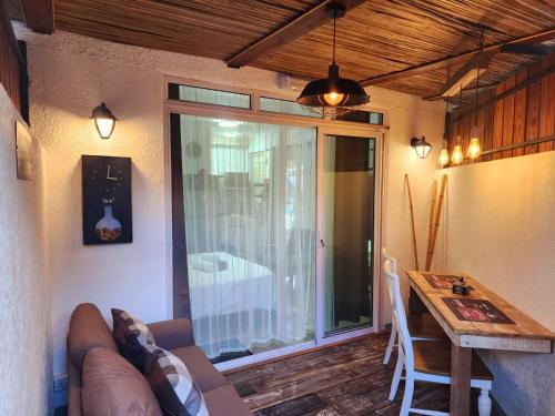 Χώρος καθιστικού στο The Rustic Studio