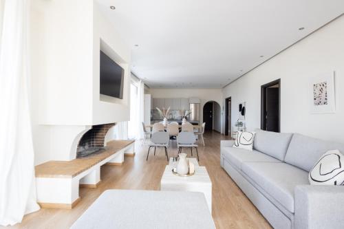 Luxurious 3-Bedroom Seaside Retreat Fully Renovated in 2025