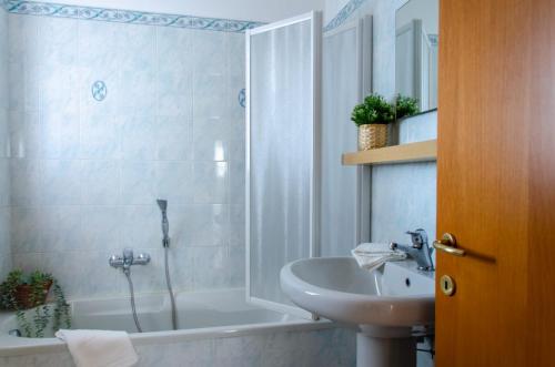 Bilik mandi di Metropolitan Home Gonin