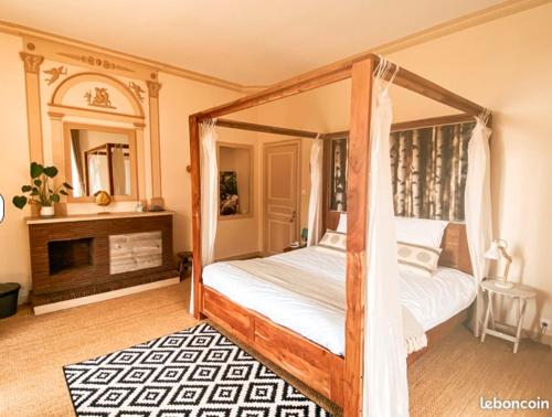 une chambre avec deux lits et une cheminée dans l'établissement Jolly Château - Family and Friends suite, à Le Bernard