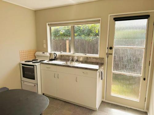 Cucina o angolo cottura di Castles Motel & Driftwood Motel