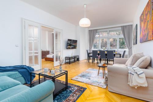 Charles Bridge Historic Centre Elegant Spacious Apartment