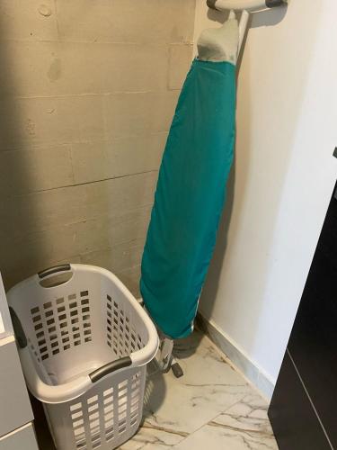 a blue bag hanging on a wall next to a basket at Adamant "El10" Depto 2 habitaciones Vista a Qro in Laborcillas
