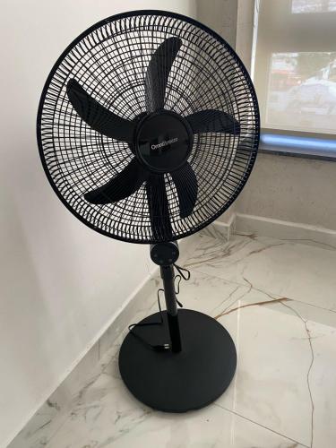 a black fan sitting on top of a table at Adamant "El10" Depto 2 habitaciones Vista a Qro in Laborcillas