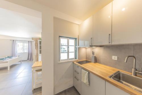 O bucătărie sau chicinetă la Living Lodge Portugal