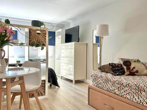 a small room with a bed and a dining table at Studio Polvo in Parede