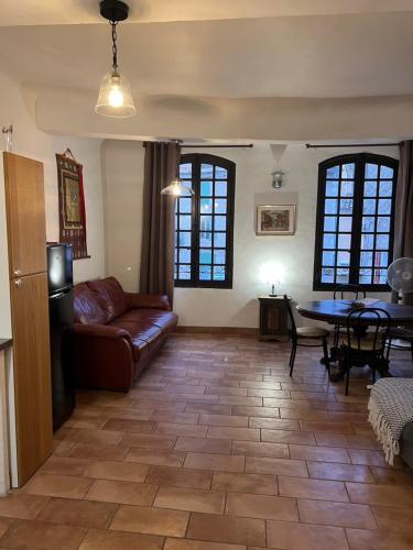 un salon avec un canapé et une table dans l'établissement La Bonne Etoile - The Good Star, à Moustiers-Sainte-Marie