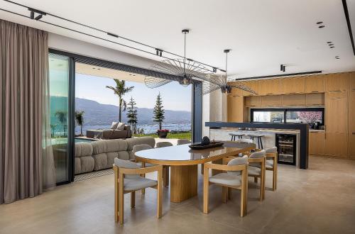 Dapur atau dapur kecil di Etheria Elli Villa, Retreat to Ethereal Luxury and Wellness by etouri