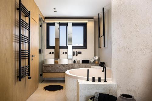 Bilik mandi di Etheria Elli Villa, Retreat to Ethereal Luxury and Wellness by etouri
