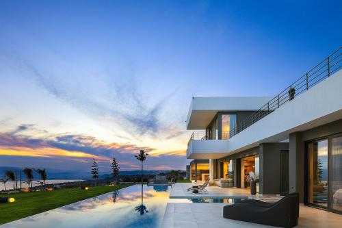 Kolam renang di atau dekat dengan Etheria Elli Villa, Retreat to Ethereal Luxury and Wellness by etouri