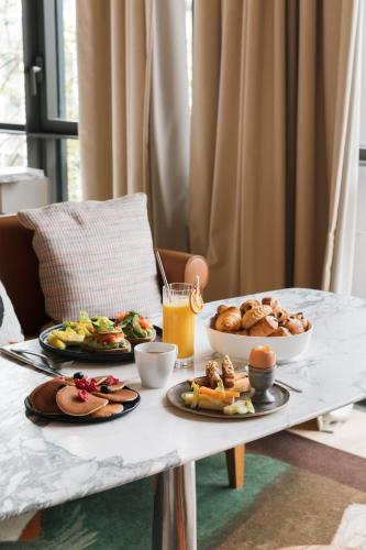 a table with two plates of food on it at Villa M in Paris