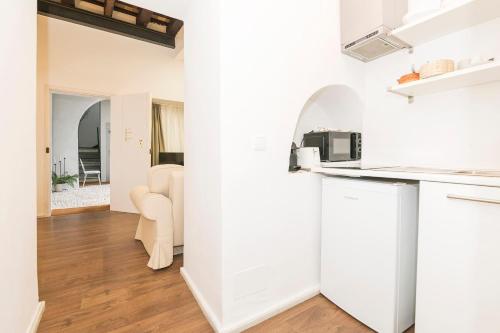 a kitchen with white appliances and a living room at Mar Abierto A in Sanlúcar de Barrameda