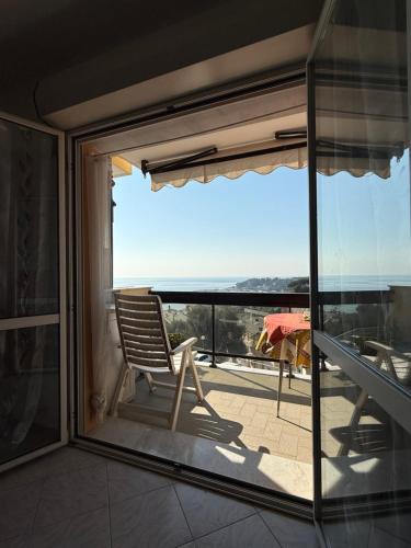 ヴァラッツェにあるResidenza Sole Varazzeの眺めの良いバルコニー(椅子付)