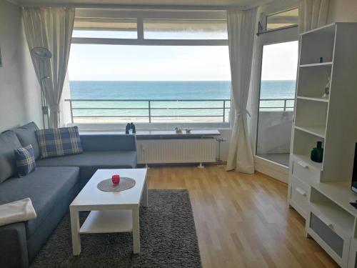 un soggiorno con vista sull'oceano di Strandhotel Wohnung 69 a Dahme