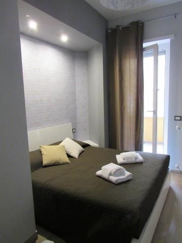 a bedroom with a bed with two towels on it at Pianeta Roma 127 in Rome
