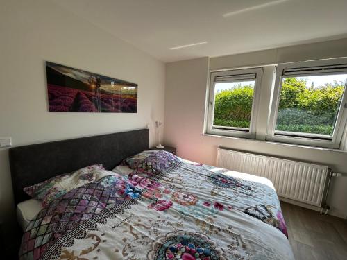 Postel nebo postele na pokoji v ubytování Bungalow Noordzee E