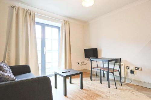 Μια τηλεόραση ή/και κέντρο ψυχαγωγίας στο St Thomas one bedroom flat
