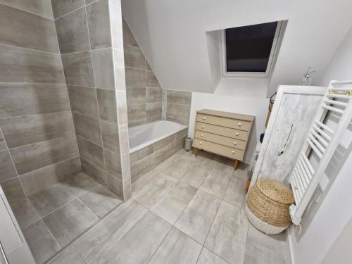 une salle de bain avec douche et baignoire dans l'établissement Villa Pool Lake Beache City, à Saint-Nazaire