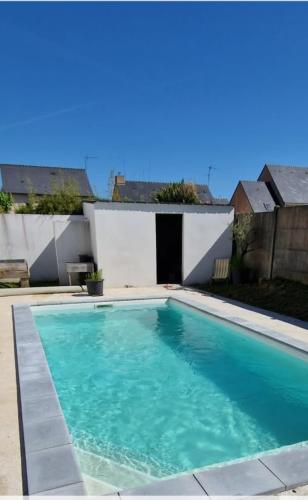 une piscine dans l'arrière-cour d'une maison dans l'établissement Villa Pool Lake Beache City, à Saint-Nazaire