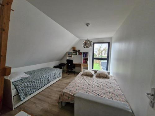 une chambre avec deux lits et une fenêtre dans l'établissement Villa Pool Lake Beache City, à Saint-Nazaire