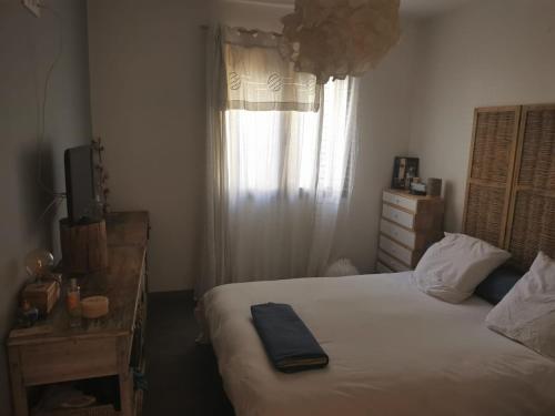 une chambre avec un grand lit et une fenêtre dans l'établissement Villa exotique, à Paulhan