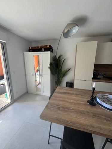 un salon avec une table et une lampe dans l'établissement Superbe 3 pièces familiale, à Menton