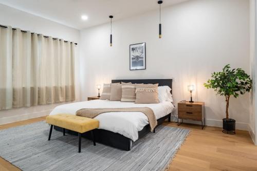 Un dormitorio con una cama grande y una planta en Luxury 4BR Townhouse with Rooftop Patio and BBQ, en Dallas