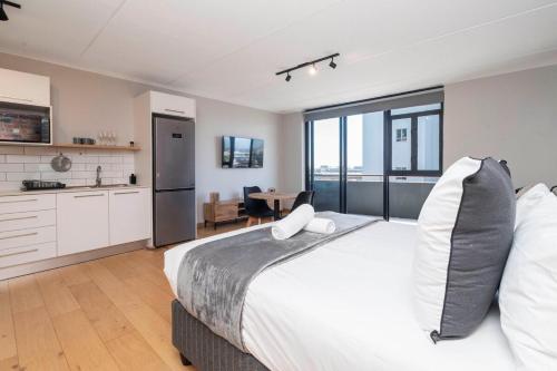 Ένα ή περισσότερα κρεβάτια σε δωμάτιο στο Sleek Sanctuary in the Sky