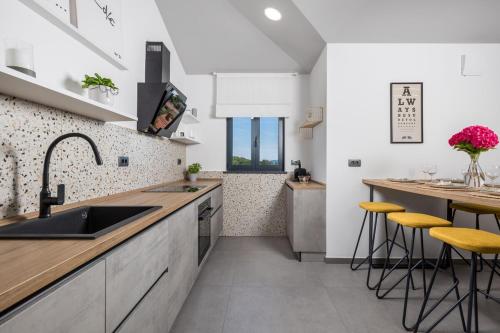 Dapur atau dapur kecil di Villa Mantis