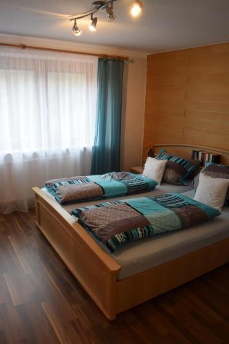 two twin beds in a bedroom with a window at Ferienhaus Günter in Baiersbronn