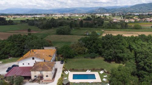 una vista aérea de una casa con piscina en Agriturismo Le Baccane, en Vinci