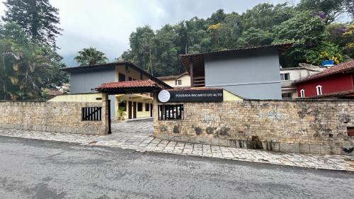 a building on the side of a street at Pousada Recanto do Alto de Teresópolis in Teresópolis