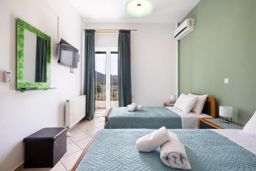 Postel nebo postele na pokoji v ubytování Villa Kounoupas, comfy villa with swimming pool up to 8 guests!