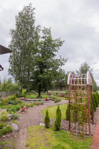 a garden with a gate in the middle of a garden at Detached house with everything you need in Dagsmark