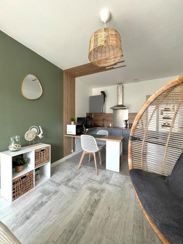 un salon avec un canapé et une table dans l'établissement Rêve Tropical, Proche plage, place de parking, à Saint-Jean-de-Monts