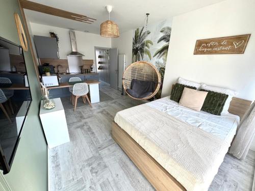 une chambre avec un lit et un bureau et une cuisine dans l'établissement Rêve Tropical, Proche plage, place de parking, à Saint-Jean-de-Monts