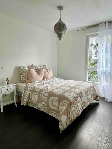 une chambre avec un lit et une fenêtre dans l'établissement Cocon aux portes de Paris - free parking - métro 7 & 14, à Villejuif