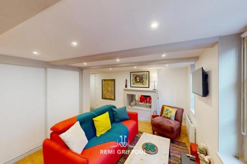 - un salon avec un canapé rouge et une chaise dans l'établissement Le Repère de Popeye Beautiful Apartment Honfleur 4 Guests, à Honfleur