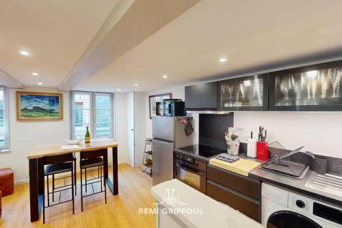 une cuisine avec une table et un comptoir dans l'établissement Le Repère de Popeye Beautiful Apartment Honfleur 4 Guests, à Honfleur