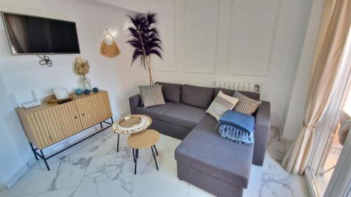 ein Wohnzimmer mit Sofa und Fernseher in der Unterkunft White Apartment Calpe in Calpe