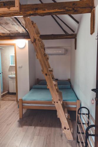a room with two bunk beds in a room at Konak Dobri Potok in Krupanj