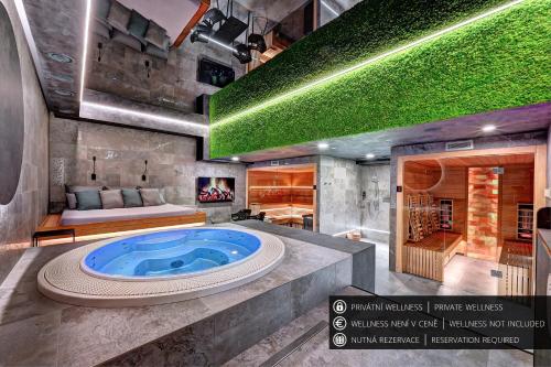 利贝雷茨Wellness Hotel Fénix的中间设有大浴缸的浴室