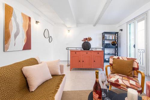 un salon avec un canapé et deux chaises dans l'établissement MAISON VIEUX CHÂTEAU - Vue Mer imprenable - Menton Vieille Ville, à Menton