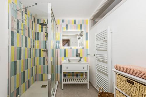 a bathroom with a sink and a mirror at MAISON VIEUX CHÂTEAU - Vue Mer imprenable - Menton Vieille Ville in Menton